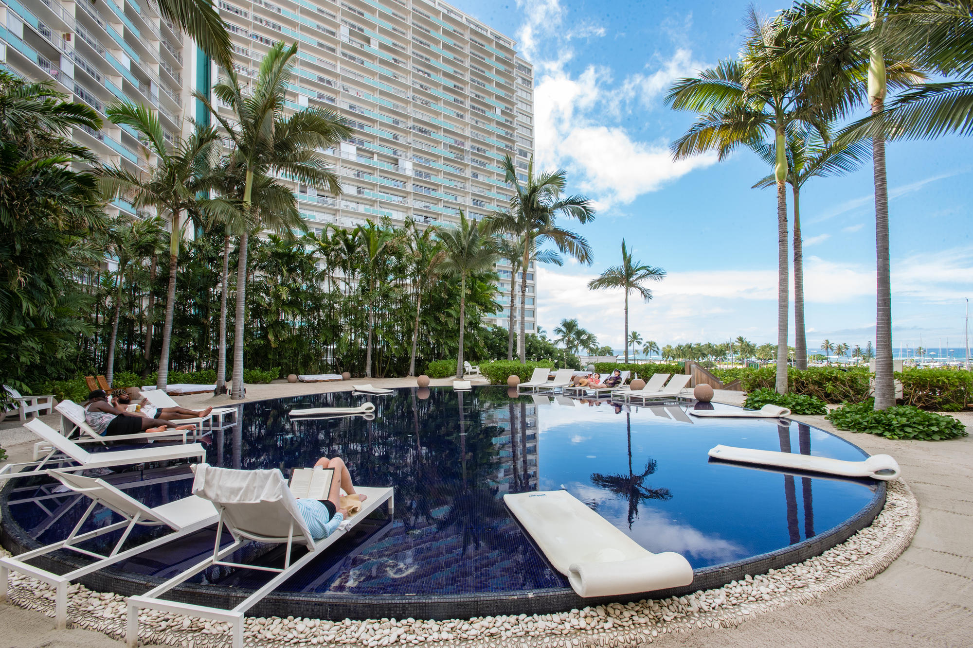 Hilton Hawaiian Village Waikiki Beach Resort - The Pool at the Hilton ...