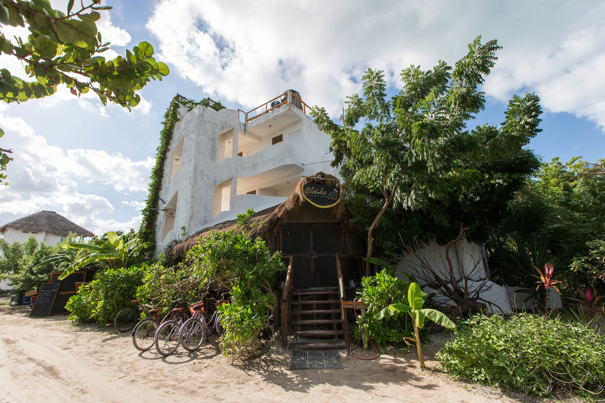 Casa BlatHa from the sandy street outside/Oyster