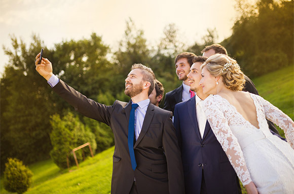 Photo: Photo de groupe des invités de mariage via Shutterstock