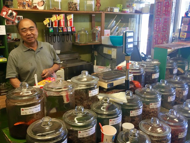 Kon Ping Young, Besitzer des Crack Seed Store in Kaimuki; Kredit: Nalea J. Ko