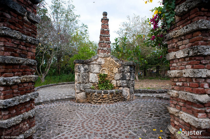 Les petites structures en pierre et les fleurs en surplomb créent un sentiment d'ancien monde.Cette cour en pierre est située à l'extérieur d'une petite église dans Altos de Chavon.