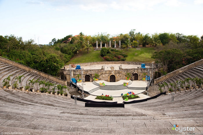 L'un des meilleurs attraits d'Altos de Chavon est un amphithéâtre de style grec de 5 000 places, où des artistes tels que Sinatra, Santana et Alicia Keys ont fait vibrer la scène.