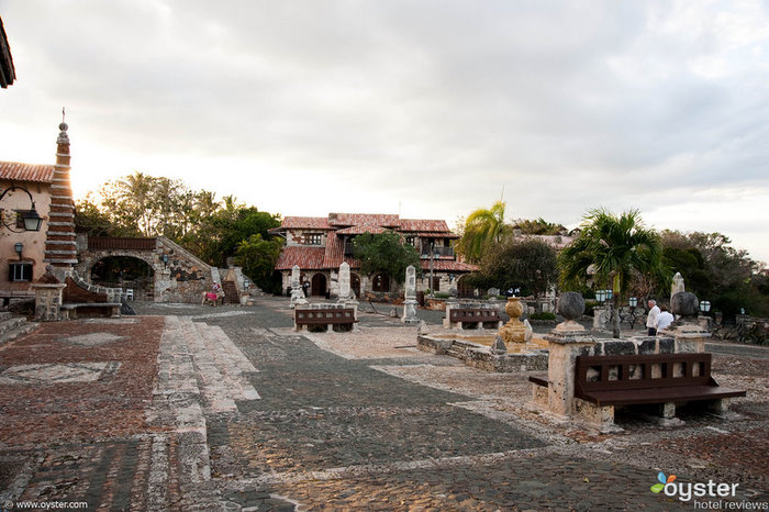 Cette cour en pierre est située à l'extérieur d'une petite église dans Altos de Chavon.