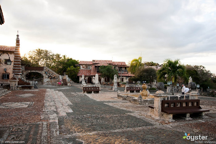 Este patio de piedra se encuentra a las afueras de una pequeña iglesia en Altos de Chavón.