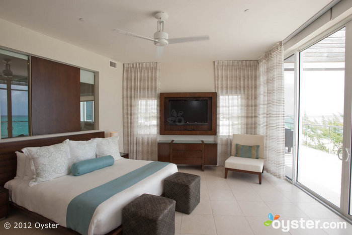 Le design minimaliste de la suite reflète l'ambiance élégante de l'hôtel.