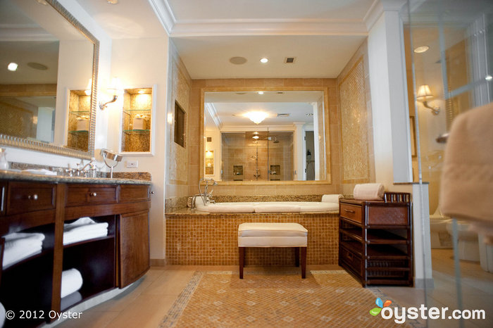 La Luxury Beachfront Suite dispone di un'incredibile vasca profonda e di lavabo Jack & Jill.
