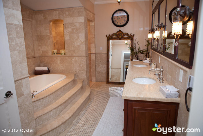 Il bagno nella Grand Tuscan Suite è il luogo perfetto per un po 'di romanticismo.