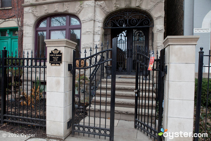 Un ingresso in ferro battuto e pietra accoglie gli ospiti in questa tranquilla strada residenziale.