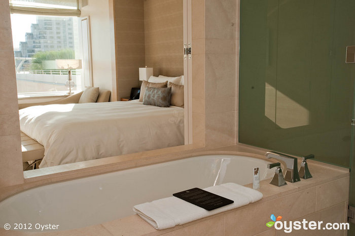 Peça a um mordomo uma banheira com óleos essenciais e a temperatura exata de sua escolha.