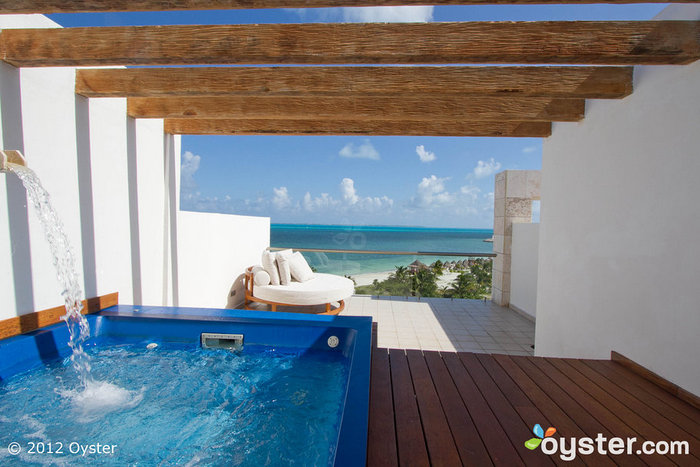 Esta suite matadora apresenta a piscina de mergulho virada para o oceano no seu terraço.