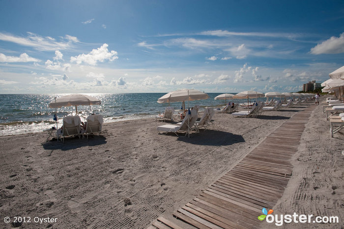 Un service complet est disponible sur la plage, où les cabanes et les chaises sont équipées de drapeaux pour appeler les préposés.