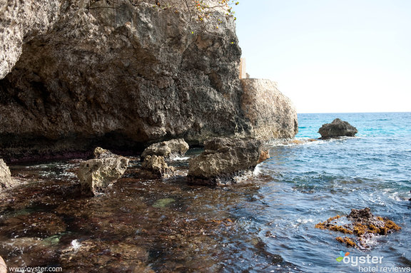 a.) Die schroffen Höhlen der West End Cliffs in Negril eignen sich hervorragend zum Schnorcheln - und zum Filmen.