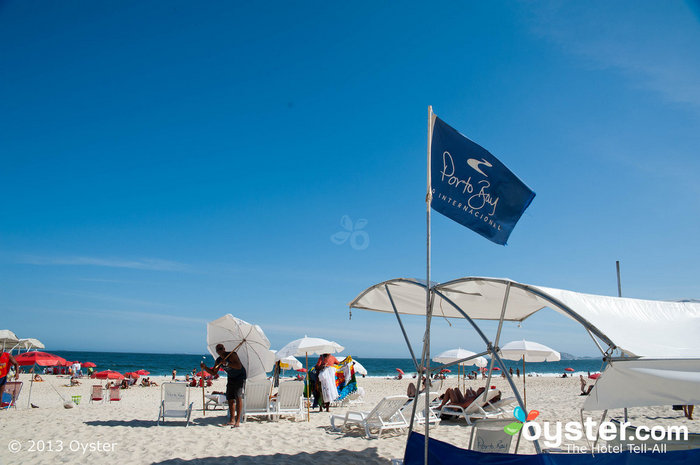 En la playa, los asistentes les proporcionan a las parejas toallas, sillas y sombrillas.