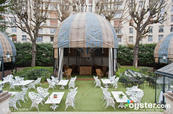 Mas os hóspedes também podem jantar ao ar livre no The Terrace, que possui uma casa verde e vários balões de ar quente, um reconhecimento das origens do hotel como o primeiro aeródromo de Paris.