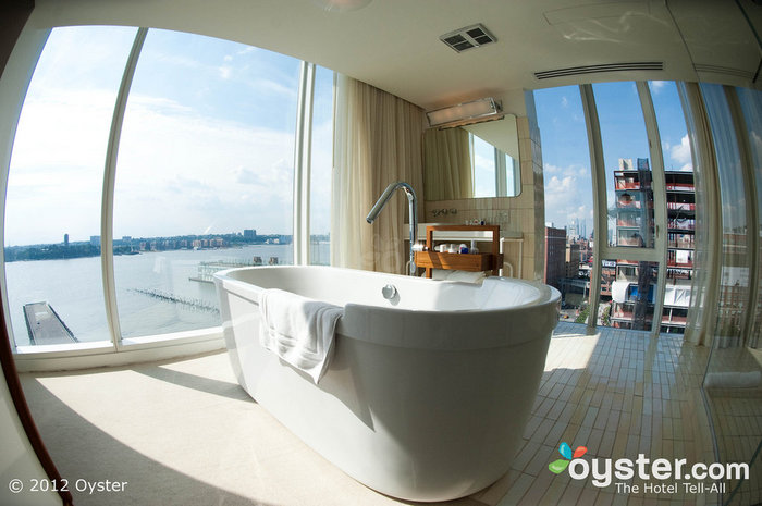 Los baños son lujosos y ofrecen vistas suntuosas, tanto por dentro como por fuera. Las parejas exhibicionistas seguramente disfrutarán de la experiencia.