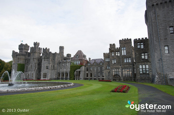 Para casarse como la realeza, definitivamente considere el impresionante Castillo de Ashford en Irlanda.