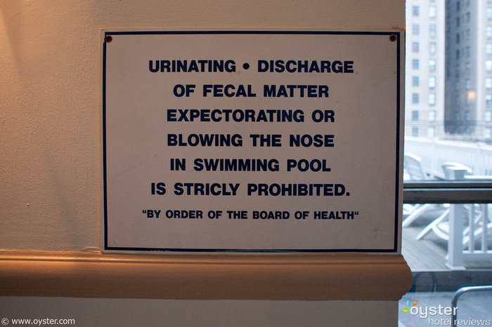 Il messaggio dello Sheraton Manhattan Hotel è chiaro: non fare la cacca, la pipì o un falco in piscina, per favore.