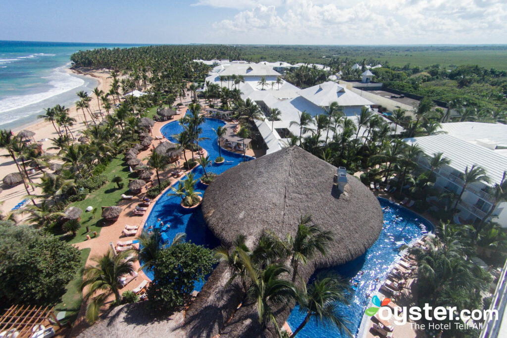 Vista aérea del bar en la piscina de excelencia Punta Cana