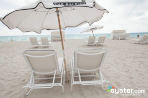 Cadeiras de praia exclusiva para os hóspedes do The Raleigh Hotel em South Beach