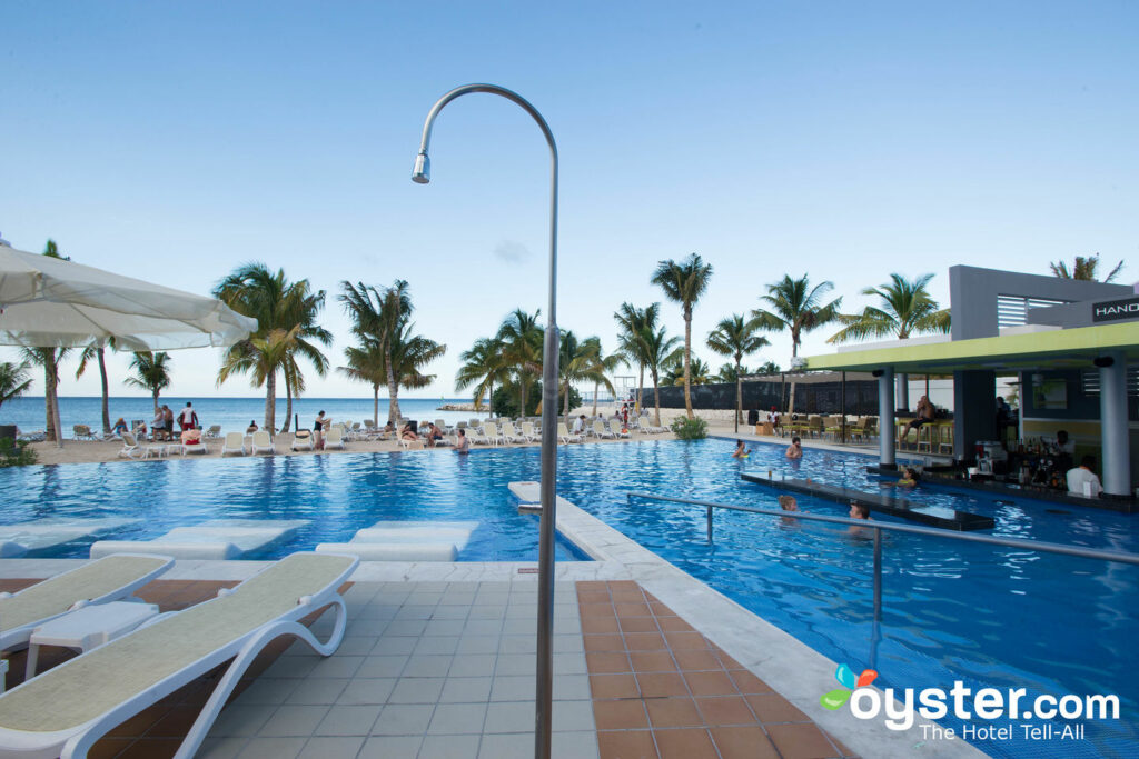 A piscina principal do Hotel Riu Palace Jamaica / Oyster