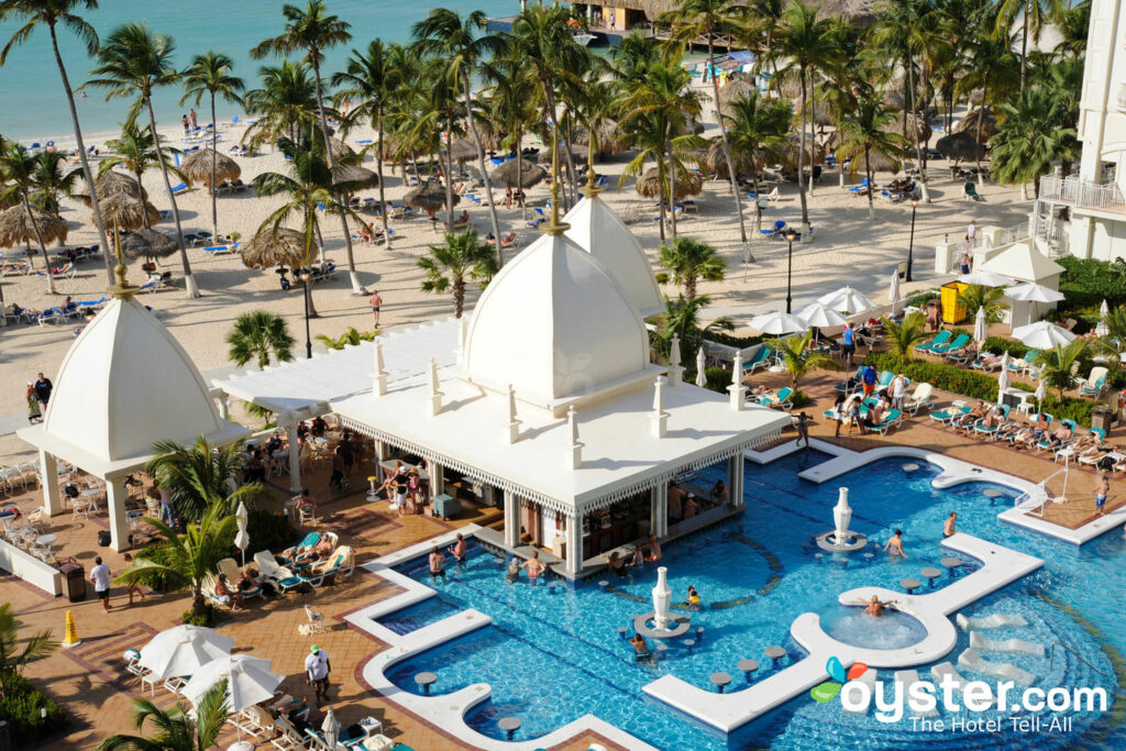 La piscina en el Hotel Riu Palace Aruba / Oyster