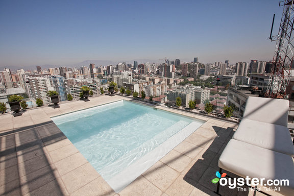 Onde Ficar: Gen Suite & Spa localizado no centro de Santiago. Café da manhã incluso e piscina no topo do prédio com vista panorâmica da cidade.