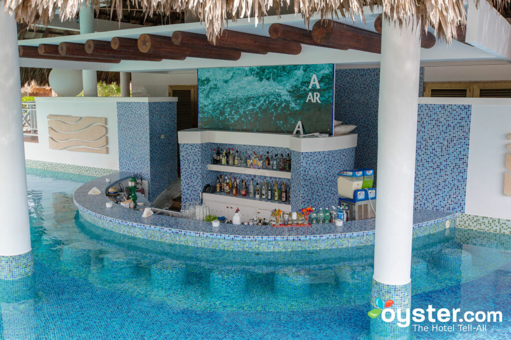 Die Swim-Up-Bar im Royalton Hicacos Varadero Resort & Spa / Oyster