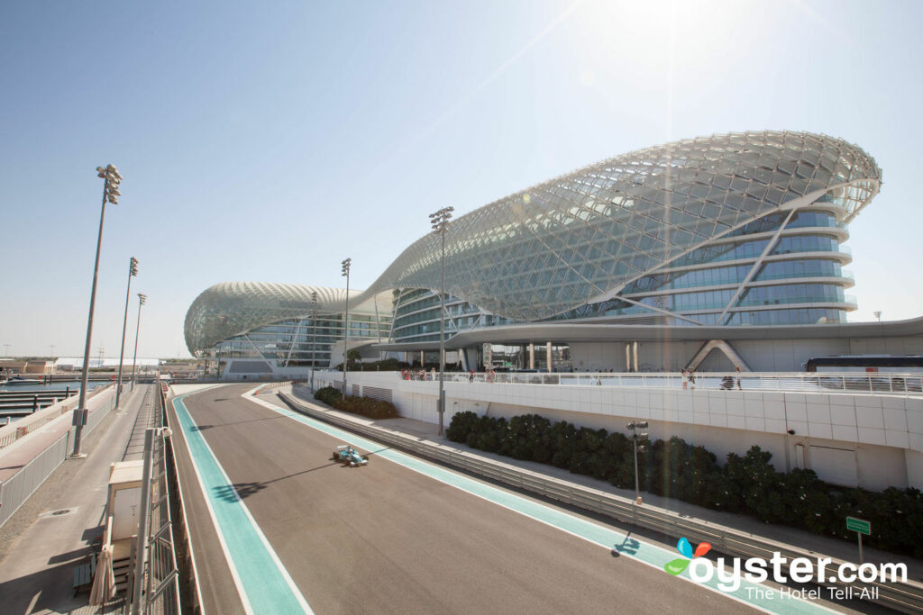 O hipódromo da Fórmula 1 circunda o resort.