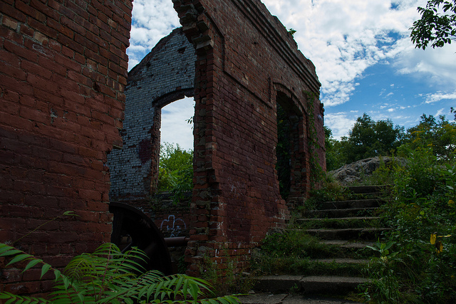 Ruins of the wheelhouse from the old funicular on Mt. Beacon; Photo Credit: Flickr.com/vynsane