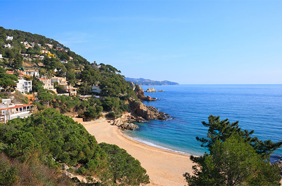 Foto: spiaggia di Cala Sant Francesc via Shutterstock