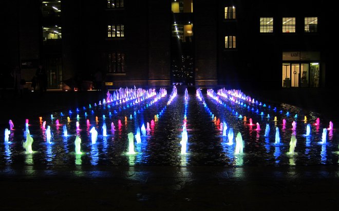 Granary Square Brunnen von Bex Walton über Flickr