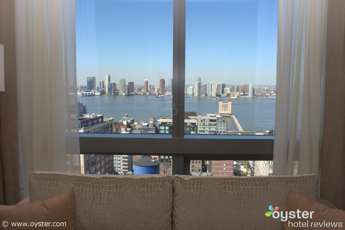 Vista desde la sala de estar en una suite de un dormitorio en Trump SoHo