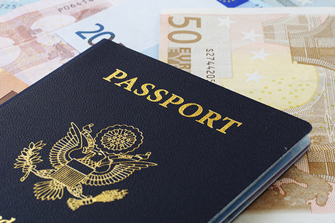 Foto: pasaporte estadounidense y billetes en euros a través de Shutterstock
