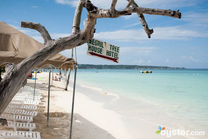 Il Negril Tree House Resort si trova sulla migliore spiaggia della Giamaica e offre camere per circa $ 115 a notte.
