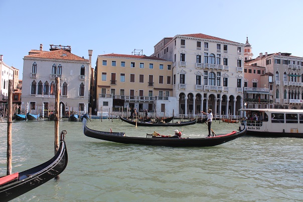 I canali di Venezia; Foto di Andrew Villagomez