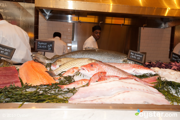 El pescado fresco se muestra en el mostrador de The Ocean Grill & Oyster Bar. Los clientes pueden comprarlo crudo para cocinar en casa, o hacerlo a medida que se relajan en sus taburetes.