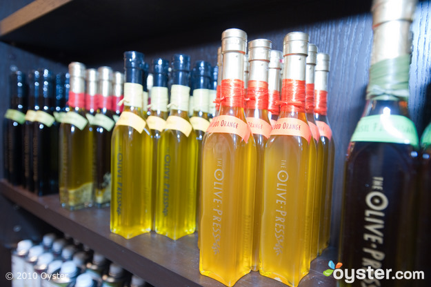 Itens especiais como óleos de oliva, vinagres e cafés (e muito mais) estão à venda em toda a Food Hall, além da área designada The Market