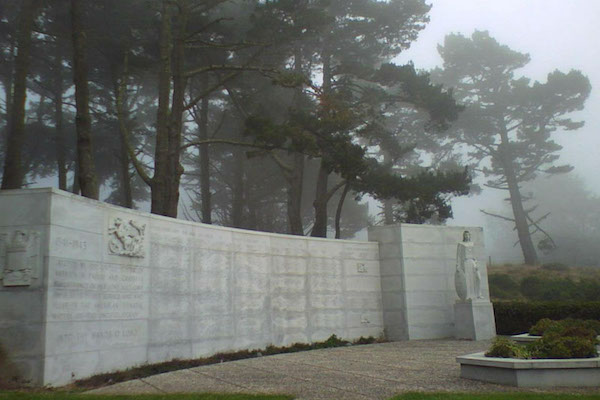 Misty day al West Coast Memorial to the Missing of World War II (Foto per gentile concessione di: Wikimedia Commons )