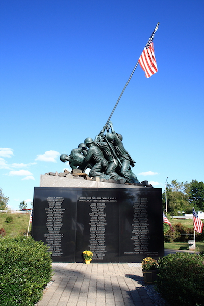 Monumento commemorativo al National Iwo Jima Memorial (Foto per gentile concessione di: Wikimedia Commons )