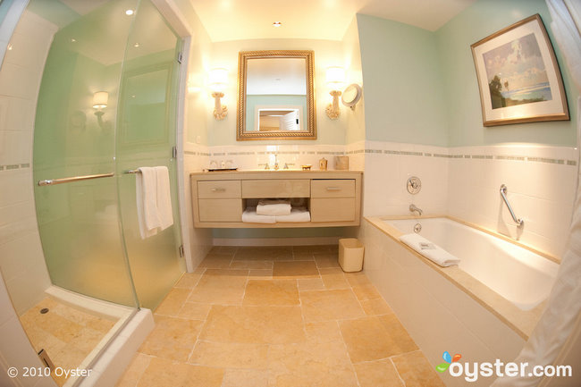 Bagno in una camera standard al Terranea Resort