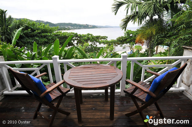 Terrasse als Oceanfront Zimmer im Round Hill Hotel & Villas