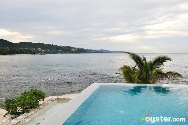 Piscina a sfioro al Round Hill Hotel & Villas