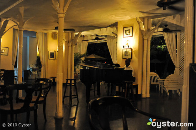 Pianista en el bar interior del Round Hill Hotel & Villas