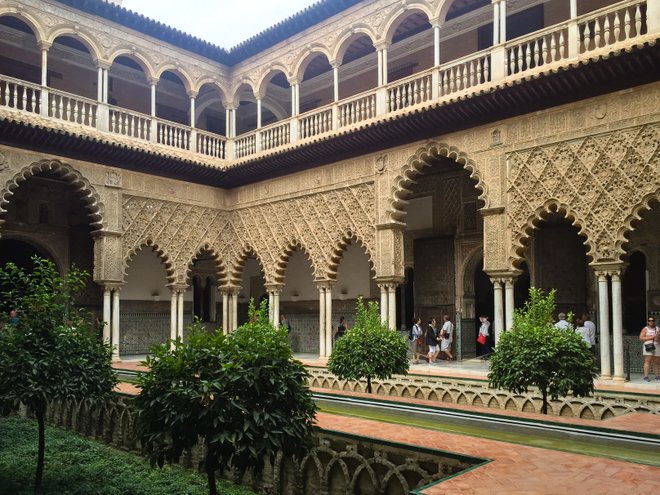 Mi recorrido grupal no incluyó una parada en el Alcázar de Sevilla, así que abandonamos el grupo y lo exploramos por nuestra cuenta.