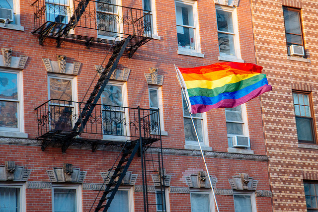 Uma bandeira do arco-íris voa na vila ocidental de New York. mathiaswasik / Flickr