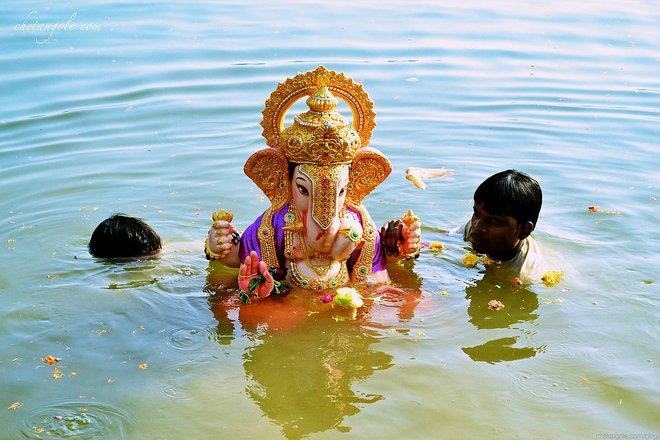 Submerging a statue of Ganesh during Ganesh Chaturthi. Courtesy of Chetan Gole/Wikimedia Commons.
