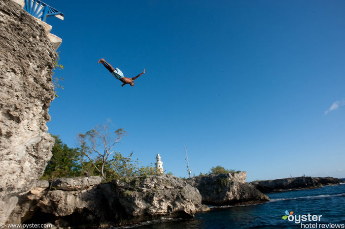 Cliff Jumper à Negril, Jamaïque vu de l'hôtel The Caves