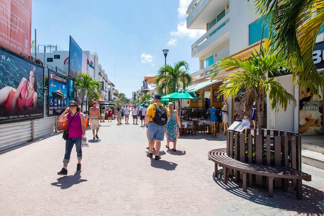 Strada a Playa del Carmen / Oyster