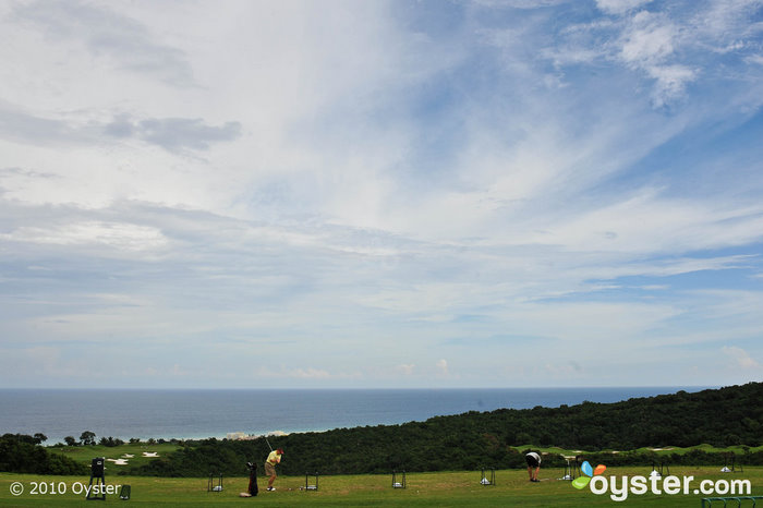 Les joueurs utilisent le practice du Ritz-Carlton Golf & Spa Resort, le parcours White Witch de Rose Hall