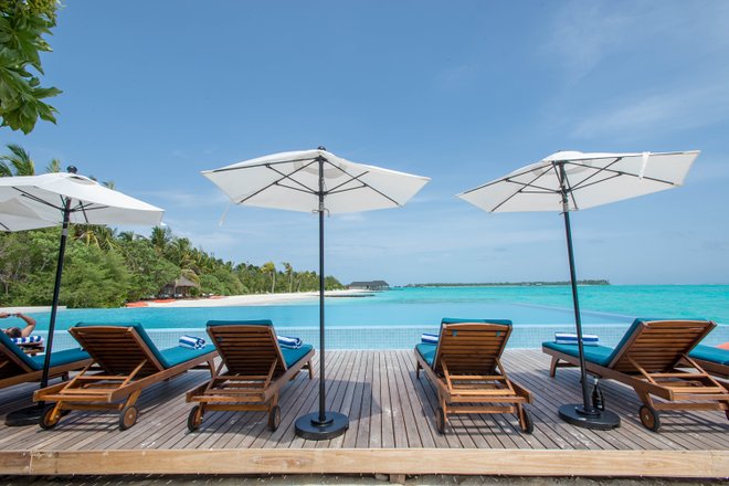 A piscina de borda infinita na ilha de verão Maldivas / Oyster